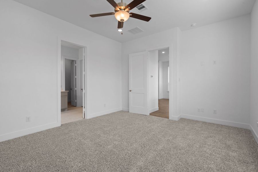 Spacious, unfurnished interior of a new home in Wood Leaf Reserve, Tomball (Image 32).