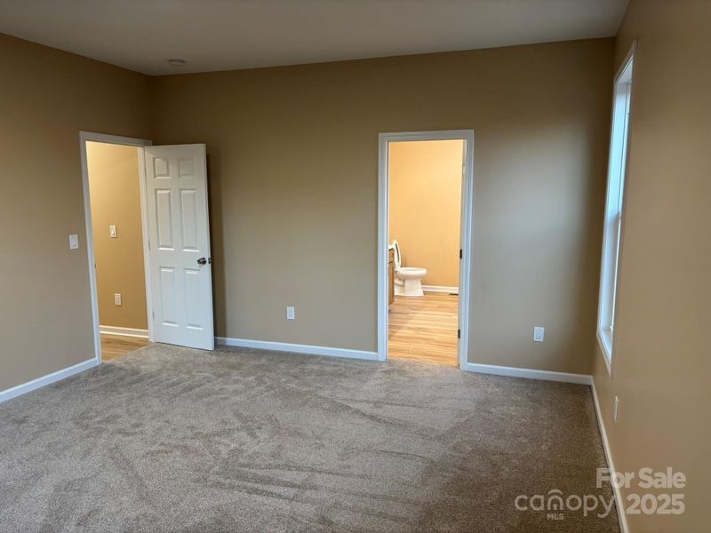 Easy access to the en suite bath. Easy access to the en suite bath.