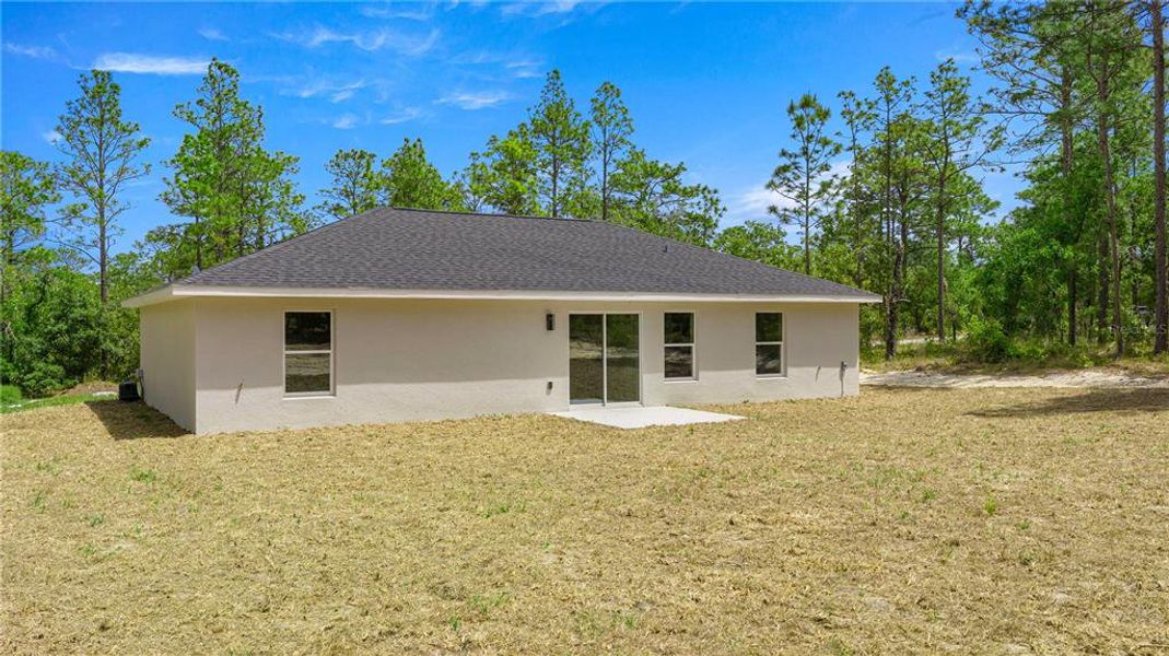 Exterior details and patio area of a home in , Dunnellon (Image 3).