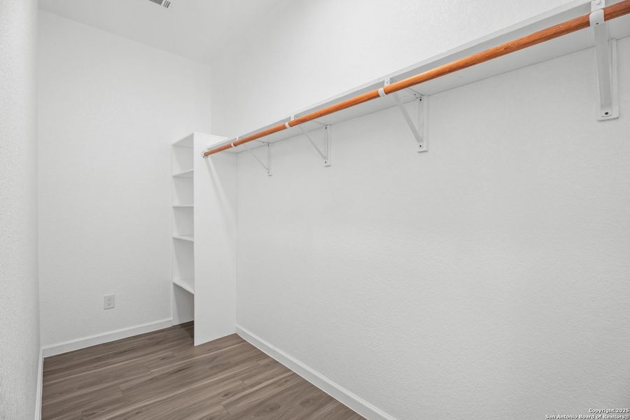 Spacious, unfurnished interior of a new home in , Canyon Lake (Image 18).