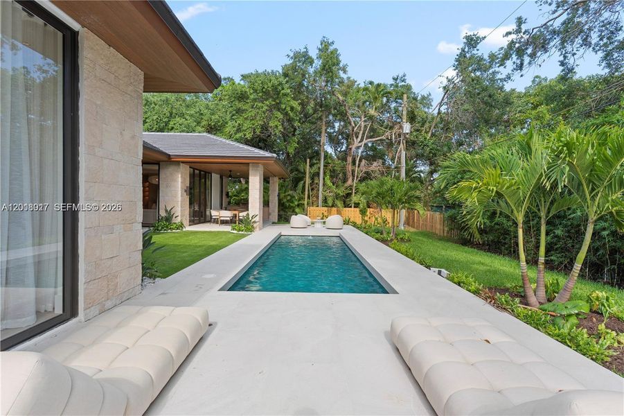 Exterior details and patio area of a home in , Miami (Image 27).