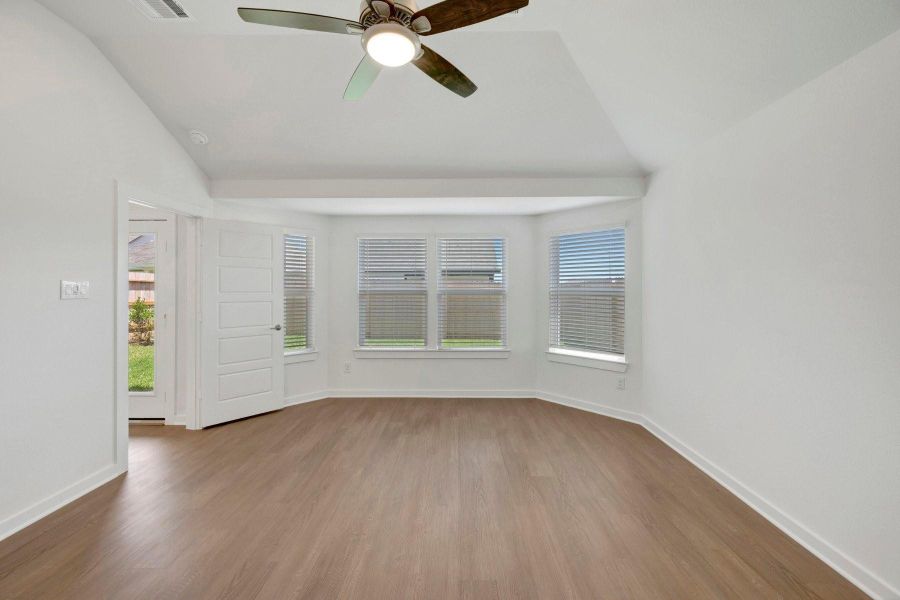 Spacious, unfurnished interior of a new home in Summerview, Fulshear (Image 32).