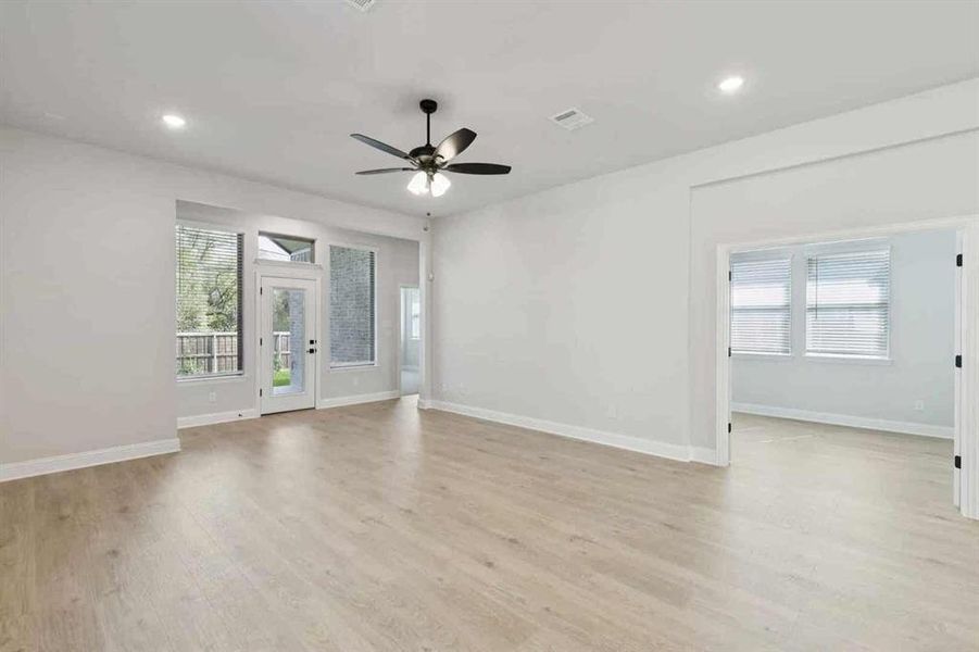 Spacious, unfurnished interior of a new home in Oaks of North Grove, Waxahachie (Image 9).