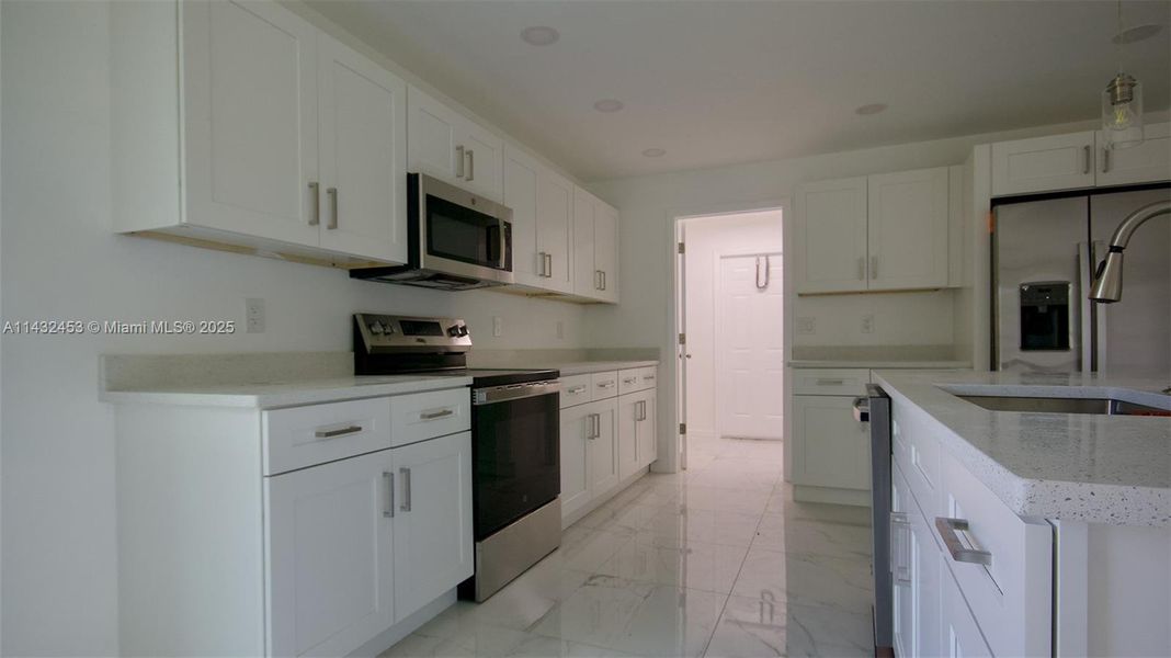 Spacious, unfurnished interior of a new home in , Fort Myers (Image 17).