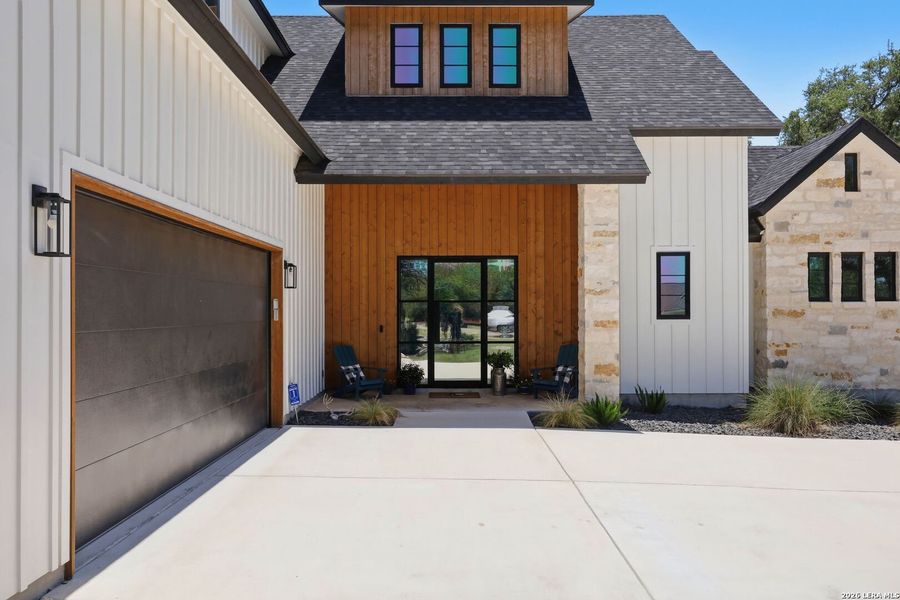 Exterior details and patio area of a home in , Canyon Lake (Image 3).