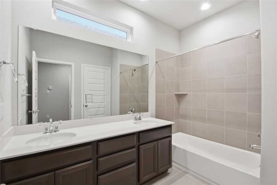Second full restroom with dual sinks and shower/tub combo! Second full restroom with dual sinks and shower/tub combo!