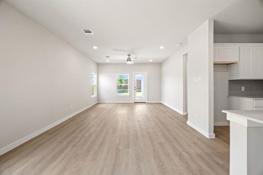 Spacious, unfurnished interior of a new home in Ambergrove, Royse City (Image 8).
