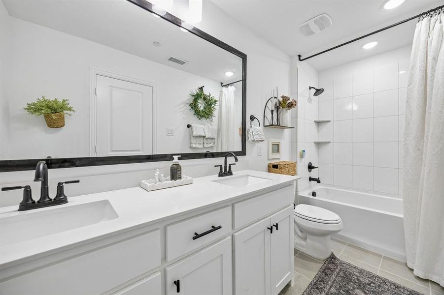 Furnished interior view inside a new home in , Grand Prairie (Image 21).