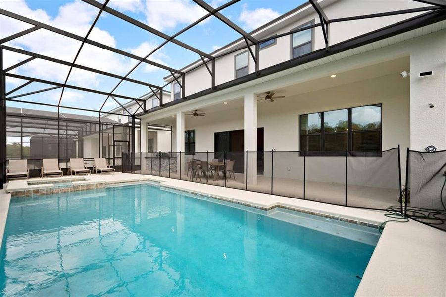 Exterior details and patio area of a home in , Kissimmee (Image 3).