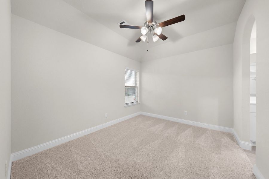 Spacious, unfurnished interior of a new home in Summerwood, Red Oak (Image 32).