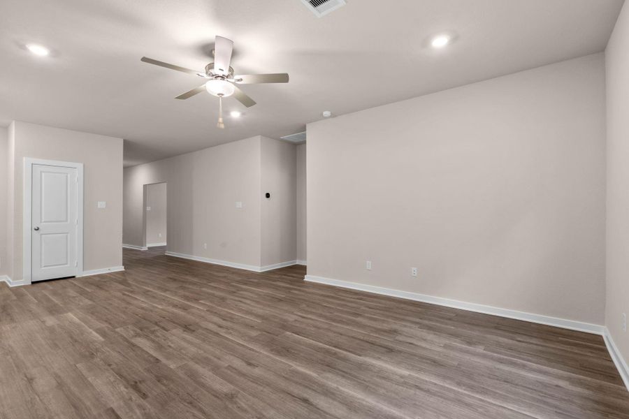 Spacious, unfurnished interior of a new home in Westridge Cove 40', Conroe (Image 14).