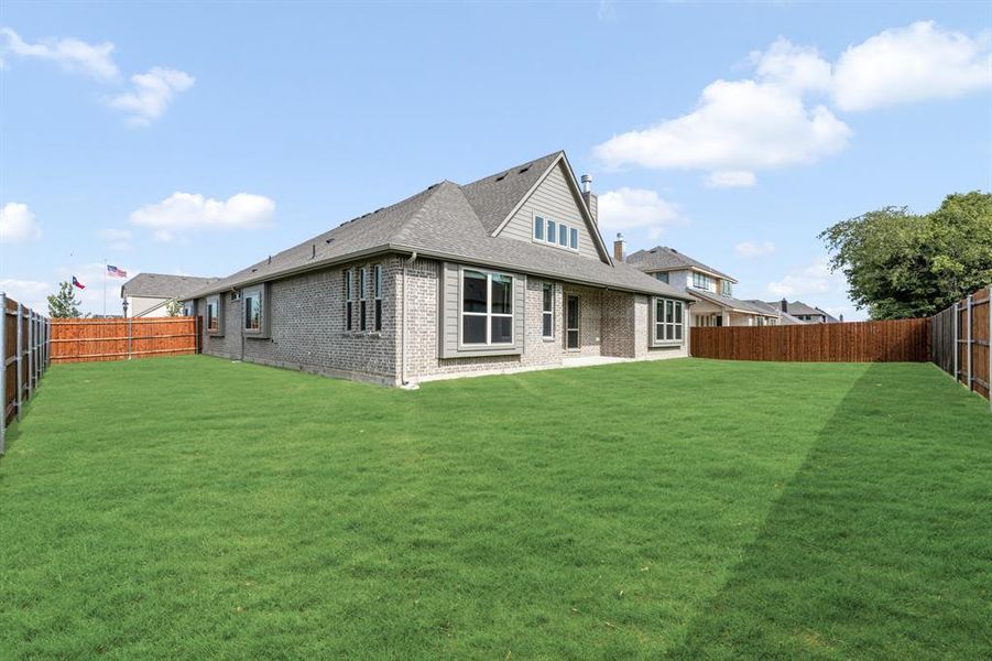 Exterior details and patio area of a home in Ridgepoint, Midlothian (Image 28).