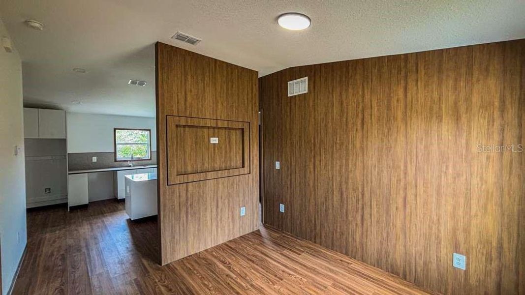 Spacious, unfurnished interior of a new home in , Sebring (Image 10).