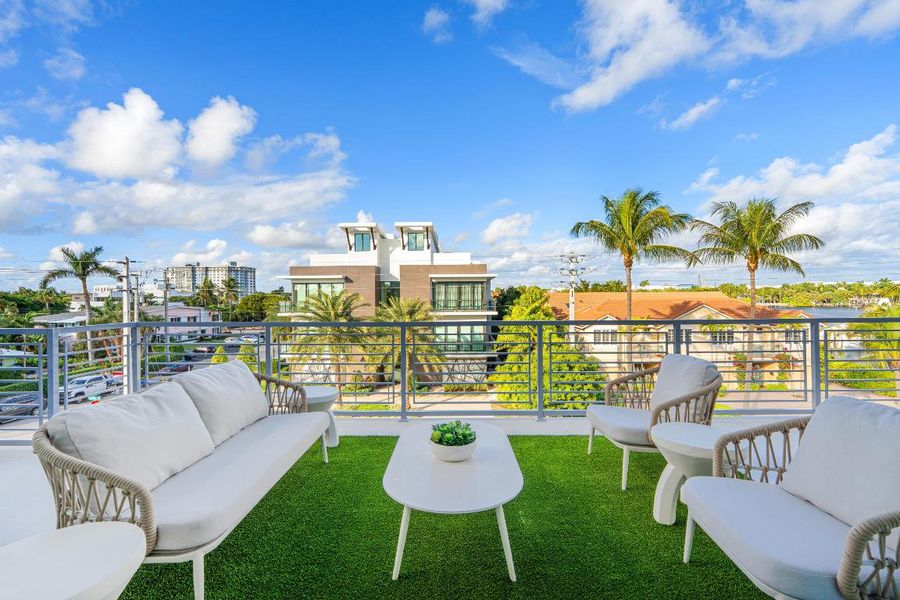 mls_CLUBROOM_BALCONY_STRAIGHT_2_DT