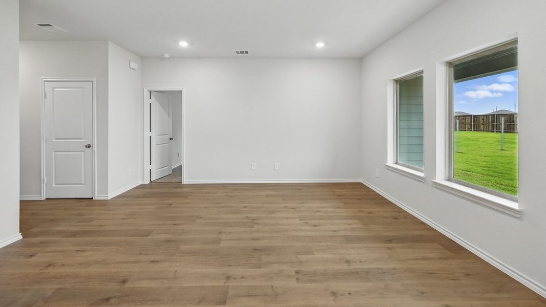 Spacious, unfurnished interior of a new home in Oak Valley Estates, Bullard (Image 27).