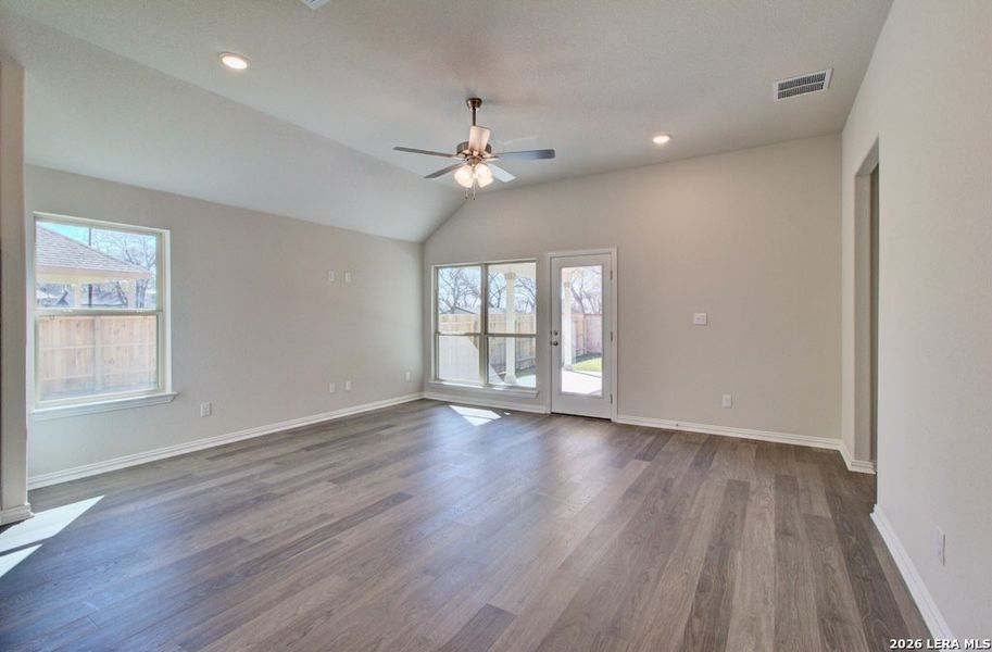 Spacious, unfurnished interior of a new home in Sunflower Ridge, New Braunfels (Image 18).