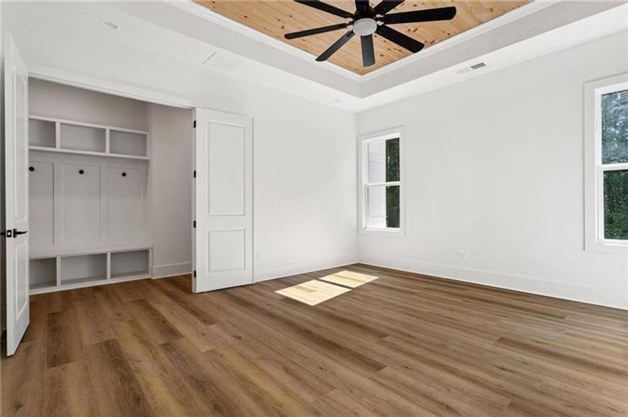 Spacious, unfurnished interior of a new home in , Jasper (Image 22).