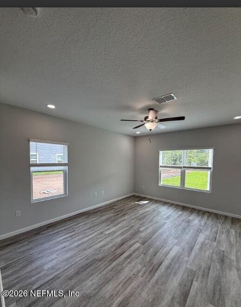 Spacious, unfurnished interior of a new home in , Jacksonville (Image 9).