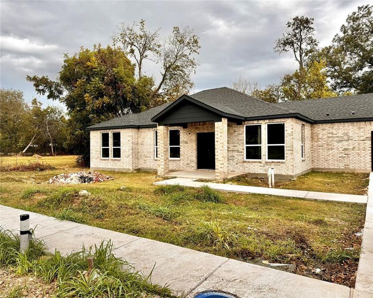 Exterior details and patio area of a home in , Terrell (Image 2).