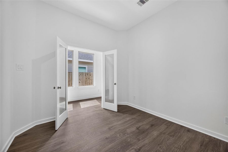 Spacious, unfurnished interior of a new home in La Segarra 40', Brookshire (Image 20).