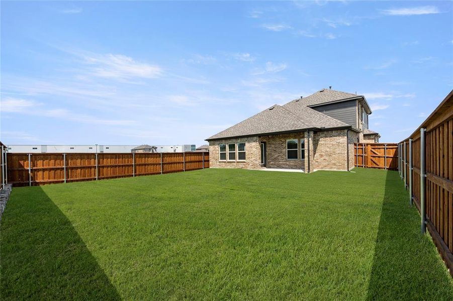 Exterior details and patio area of a home in Las Lomas, Forney (Image 2).