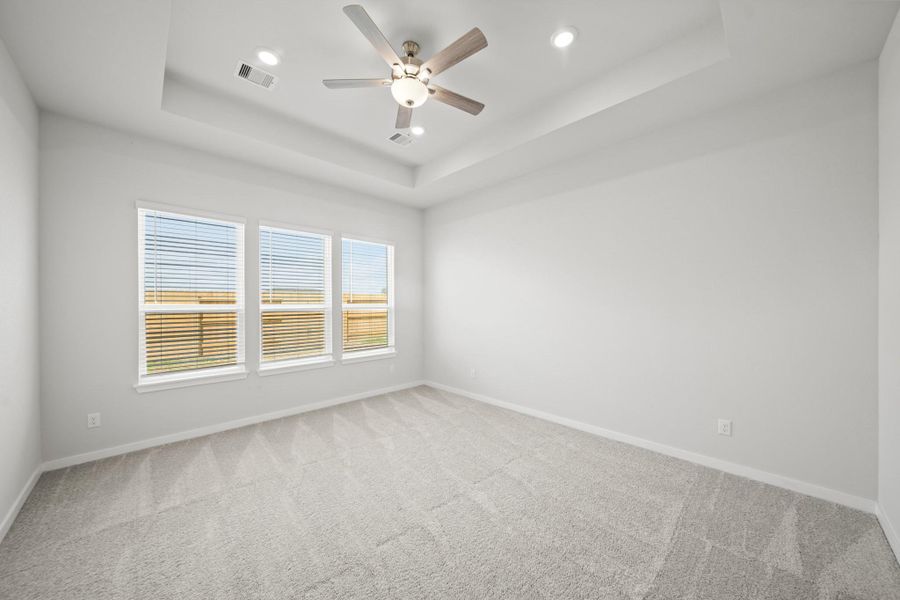 Spacious, unfurnished interior of a new home in Sunterra Lakes, Brookshire (Image 11).