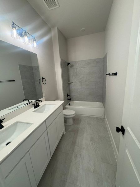 Furnished interior view inside a new home in Creekview Addition, Van Alstyne (Image 8).
