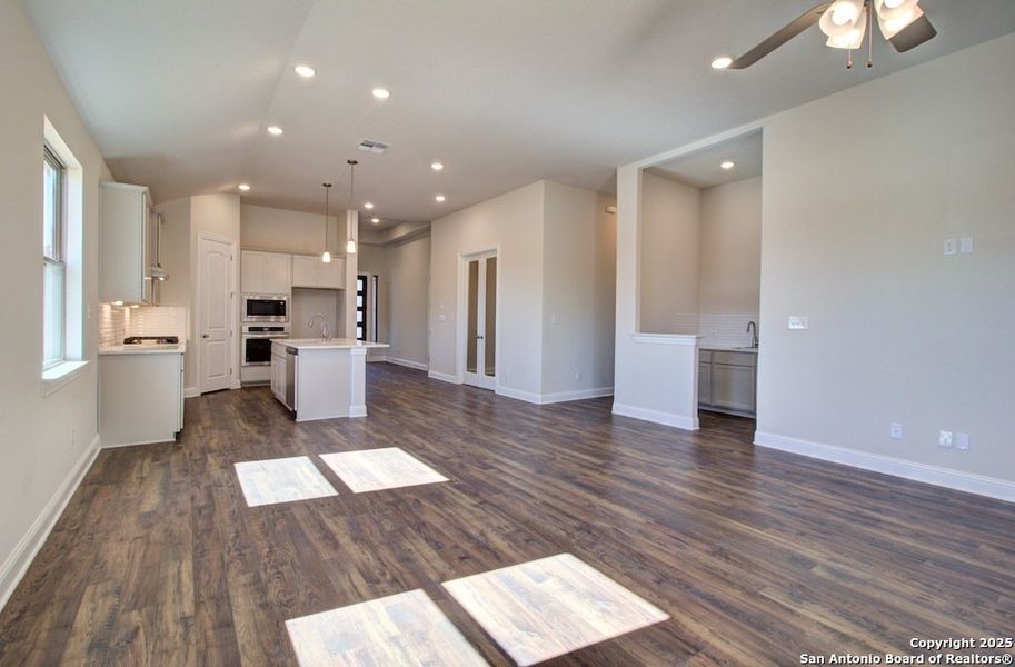 Spacious, unfurnished interior of a new home in Meyer Ranch – Premier, New Braunfels (Image 21).