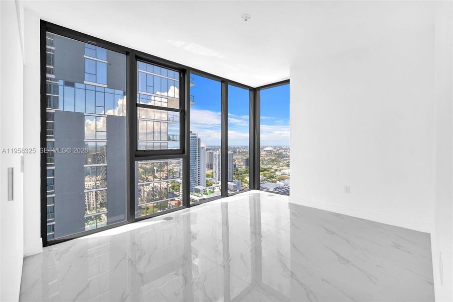Spacious, unfurnished interior of a new home in Aria Reserve, Miami (Image 25).