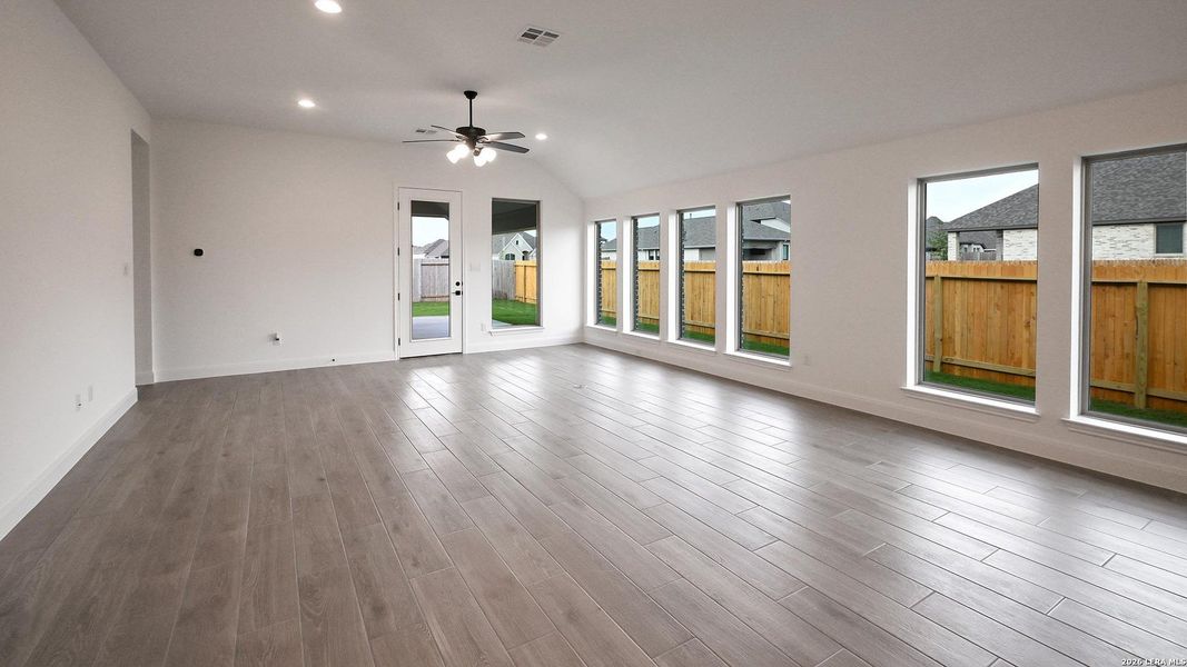 Spacious, unfurnished interior of a new home in Meadows of Mill Creek, Seguin (Image 19).