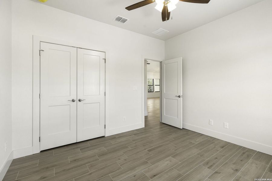 Spacious, unfurnished interior of a new home in , Canyon Lake (Image 24).