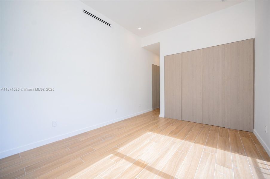 Spacious, unfurnished interior of a new home in , Fort Lauderdale (Image 17).