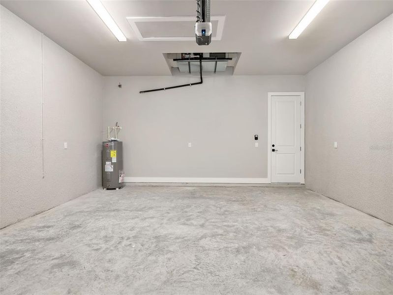 Spacious, unfurnished interior of a new home in , Cape Coral (Image 45).