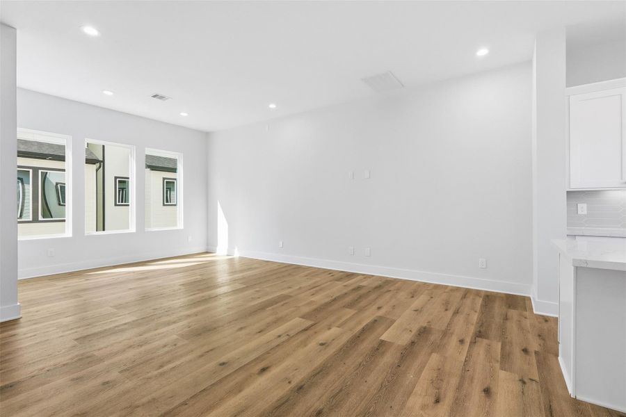 Spacious, unfurnished interior of a new home in , Houston (Image 24).