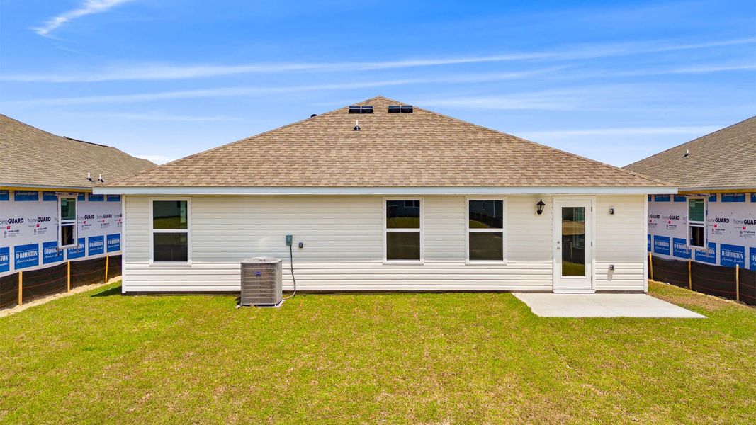 Exterior details and patio area of a home in Liberty, Panama City (Image 4).