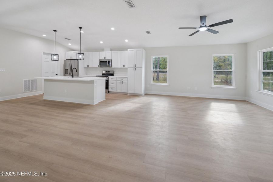 Spacious, unfurnished interior of a new home in , Florahome (Image 16).