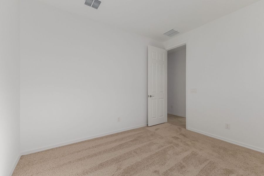 Spacious, unfurnished interior of a new home in Bella Vista Farms, San Tan Valley (Image 15).