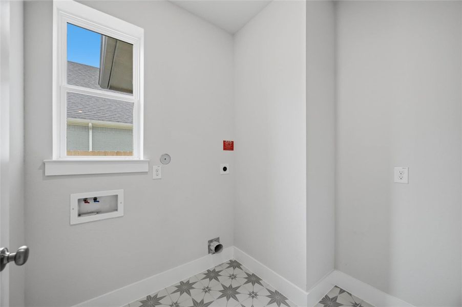 Spacious, unfurnished interior of a new home in Ellwood, Iowa Colony (Image 9).