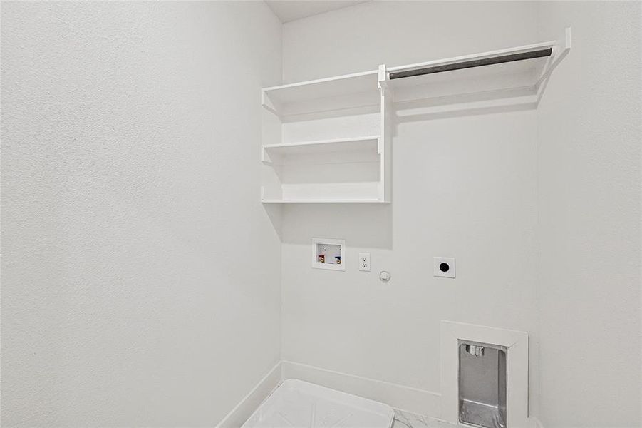 Spacious, unfurnished interior of a new home in Collin Creek, Plano (Image 21).