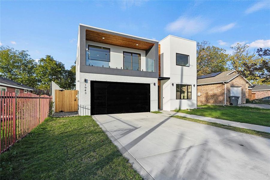 Contemporary house featuring a garage and a front yard