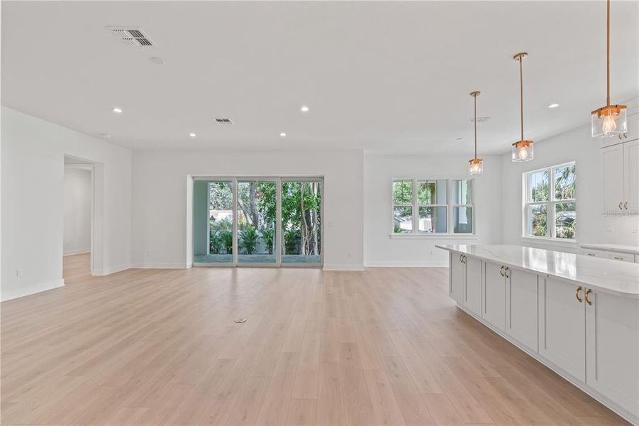 Spacious, unfurnished interior of a new home in , Tampa (Image 18).
