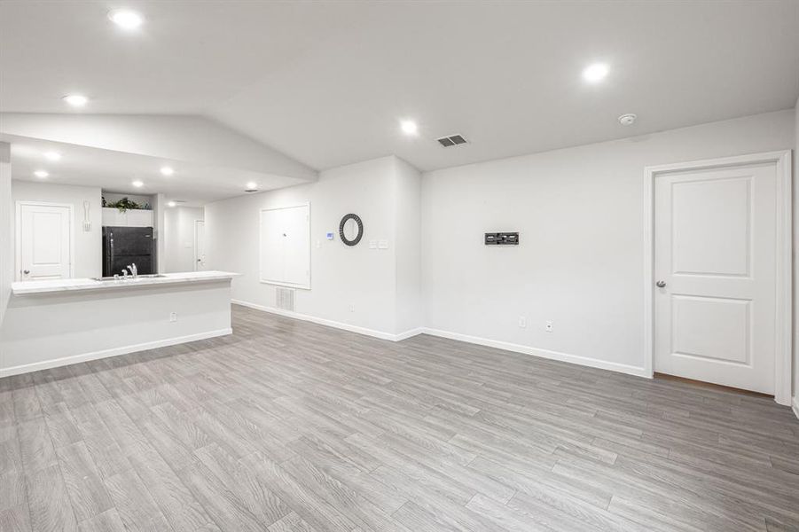 Spacious, unfurnished interior of a new home in River Oaks at Sawmill Road, Chandler (Image 17).