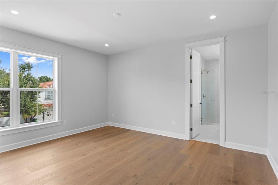 Spacious, unfurnished interior of a new home in , Tampa (Image 23).