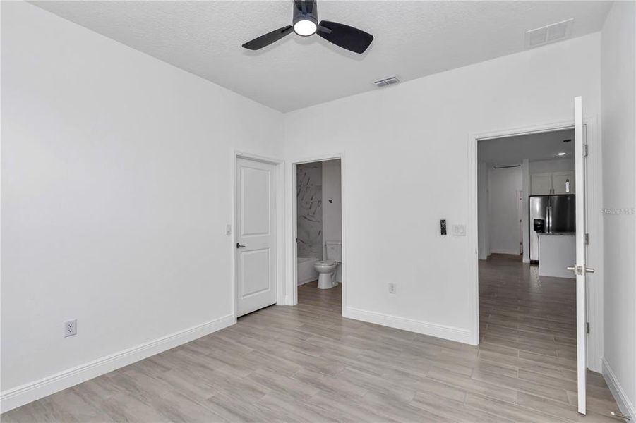 Spacious, unfurnished interior of a new home in , Citrus Springs (Image 28).