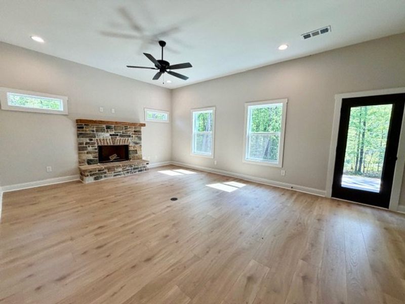 Spacious, unfurnished interior of a new home in Deer Creek, Moreland (Image 9).