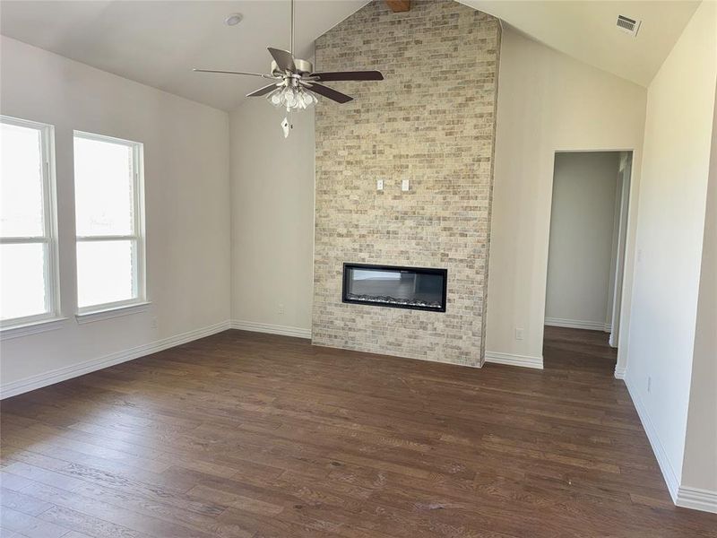 Spacious, unfurnished interior of a new home in Windmill Creeks, Weatherford (Image 10). Spacious, unfurnished interior of a new home in Windmill Creeks, Weatherford (Image 10).