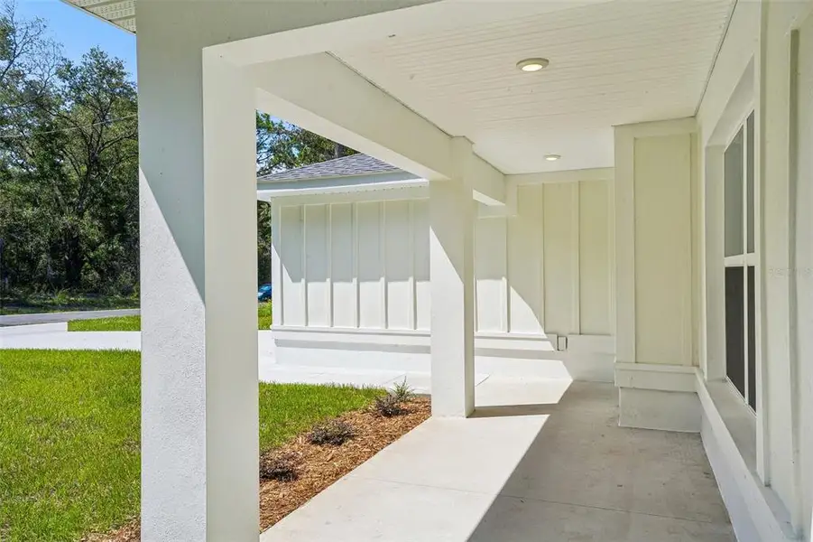 Exterior details and patio area of a home in , Citrus Springs (Image 4).