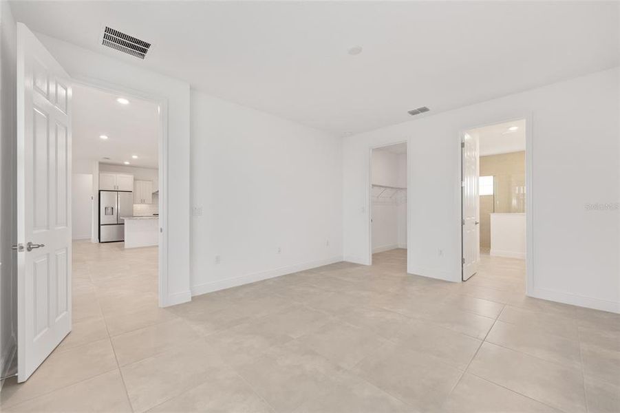 Spacious, unfurnished interior of a new home in , Ocala (Image 33).