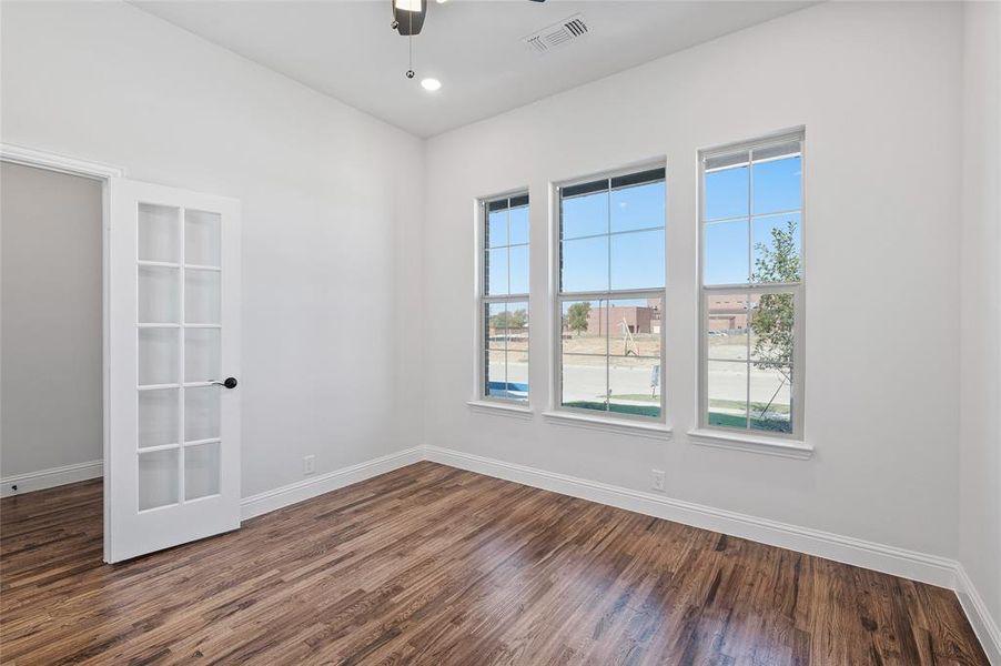 Unfurnished room featuring dark wood finished floors, ceiling fan, and recessed lighting