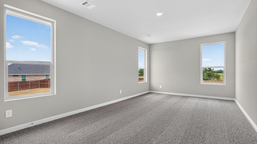 Spacious, unfurnished interior of a new home in Saratoga, Granbury (Image 20).